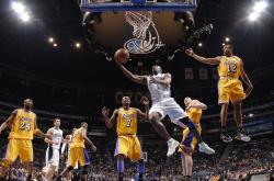 爱游戏中国-一箭定江山，切特关键三分锁定胜局，湖人全面压制鹈鹕展现实力