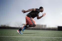 爱游戏在线-F1新赛季揭幕战之夜，克瓦拉茨赫利亚彻底打爆防线，当速度美学跨越赛道与绿茵场