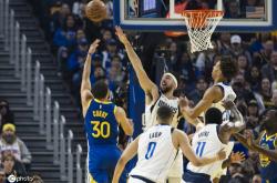 爱游戏体育-国王主场大胜独行侠，夺得两连胜