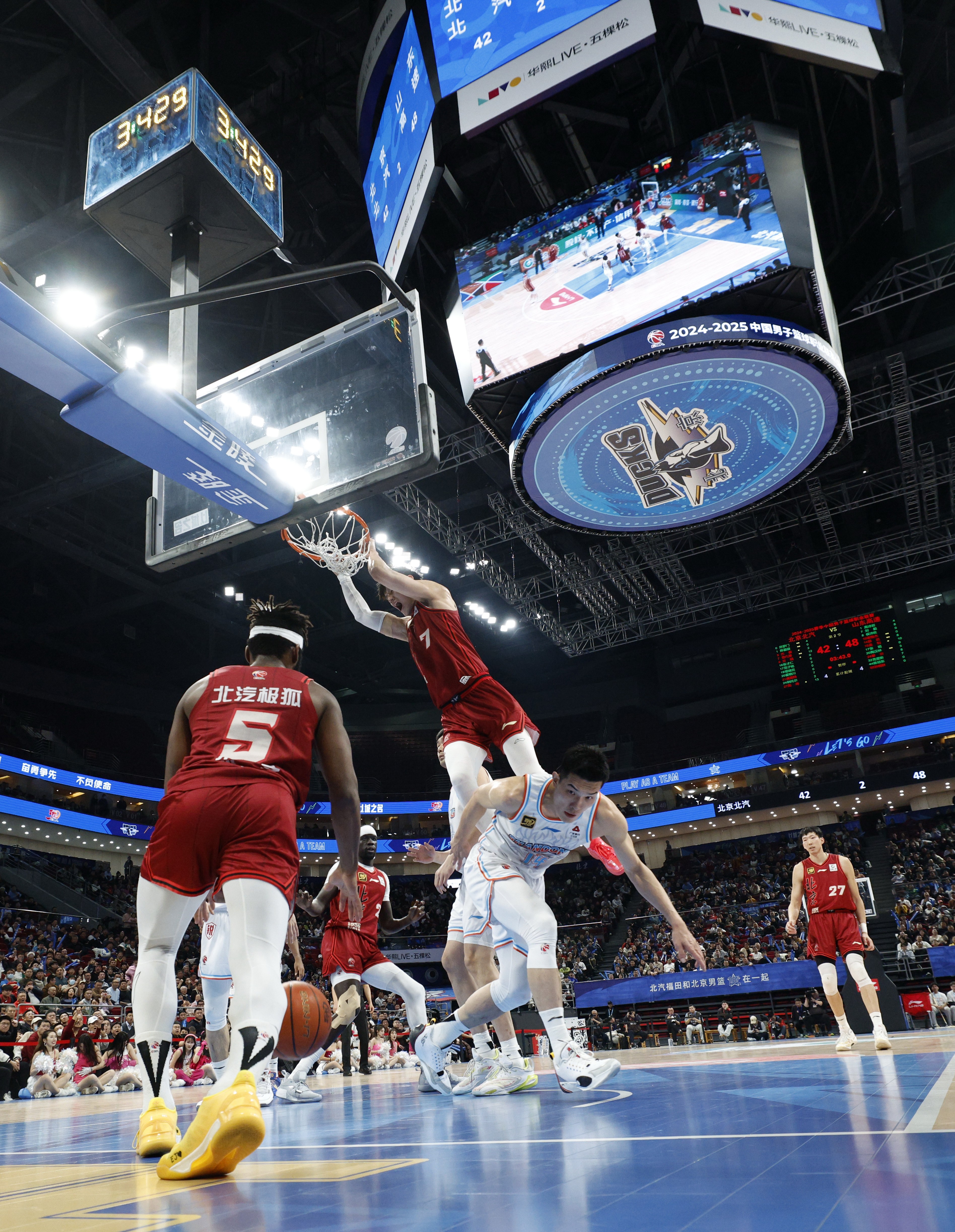 场上风起云涌,比赛引人瞩目 场上风起云涌,比赛引人瞩目