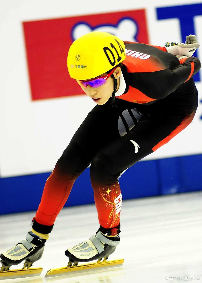 包含短道速滑选手速度惊人，一路领先夺魁的词条