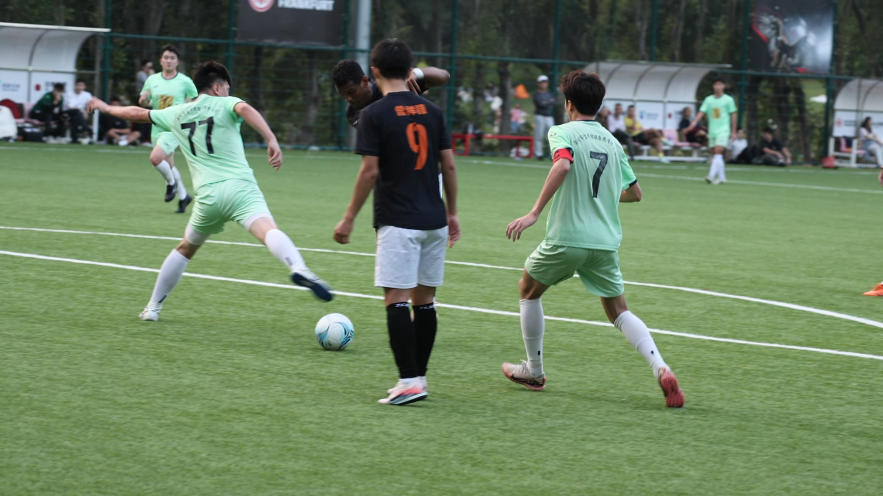 足球赛场上的精彩瞬间令人震撼