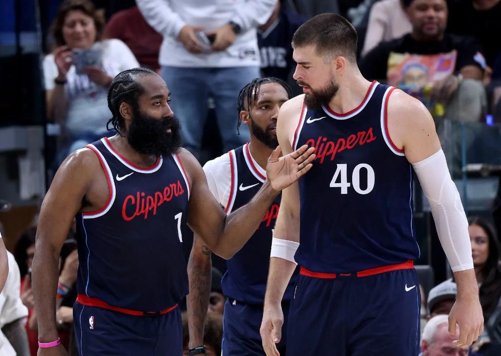 美国男篮鏖战南韩男篮，哈登完成帽子戏法