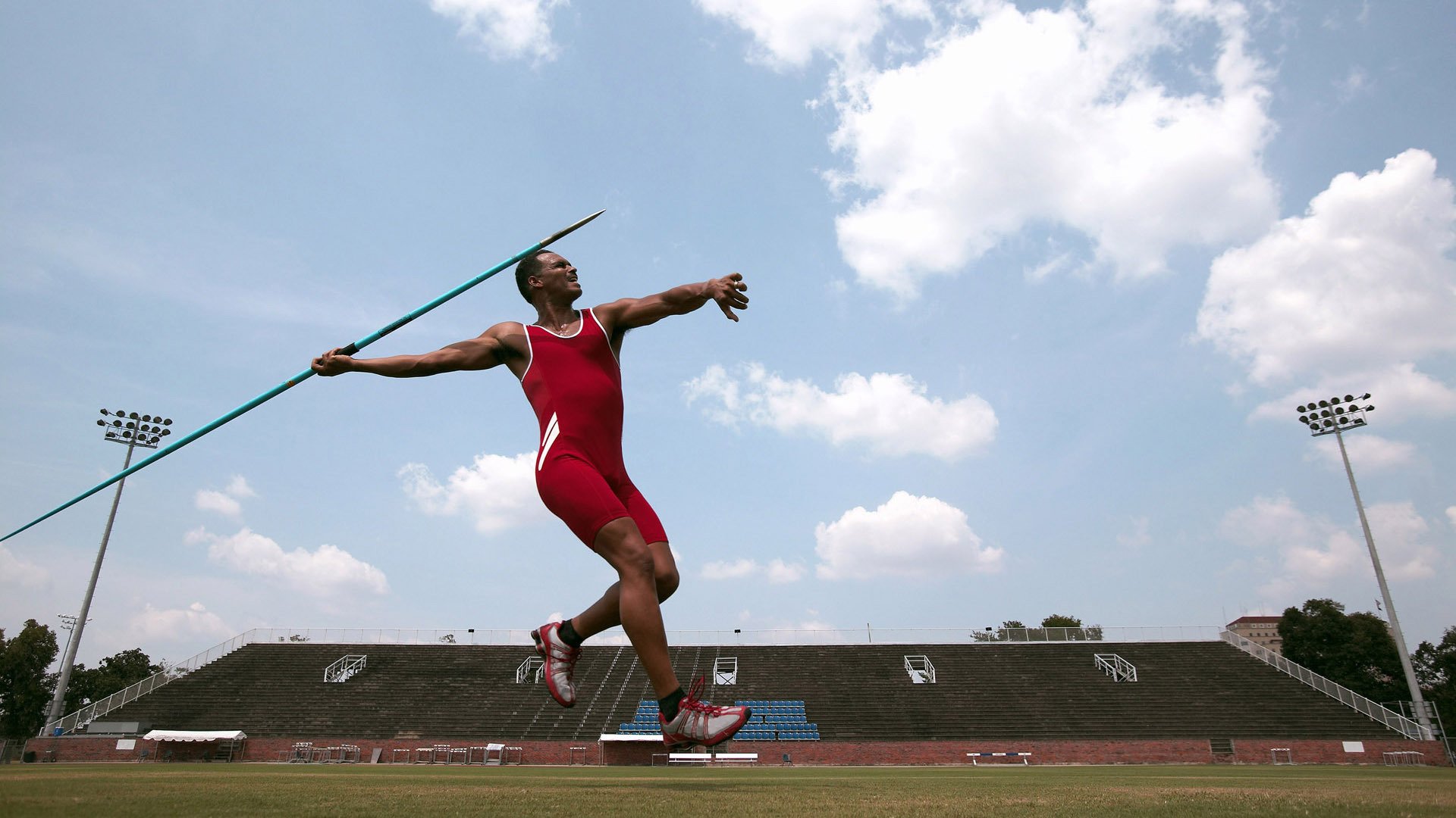 维尼修斯爆发闪耀欧陆，尼斯坚韧淘汰赛跨过爱尔兰