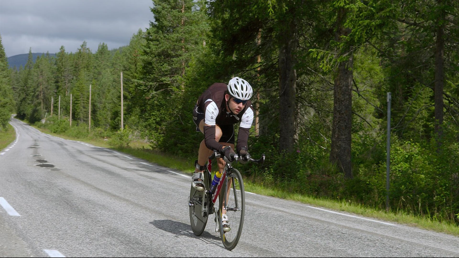 赛道与球场，速度与坚韧的双重奏